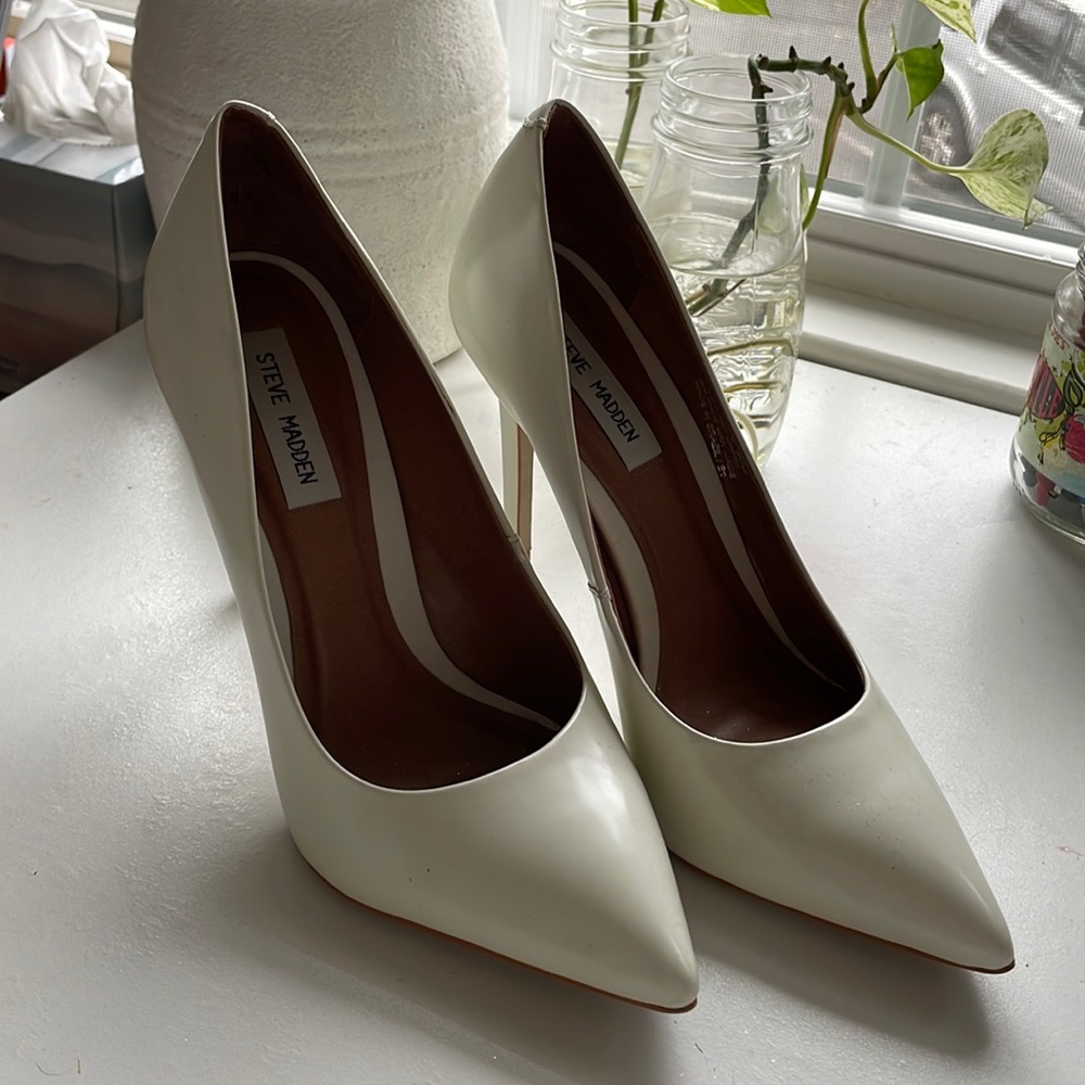 Steve Madden white pump heels
